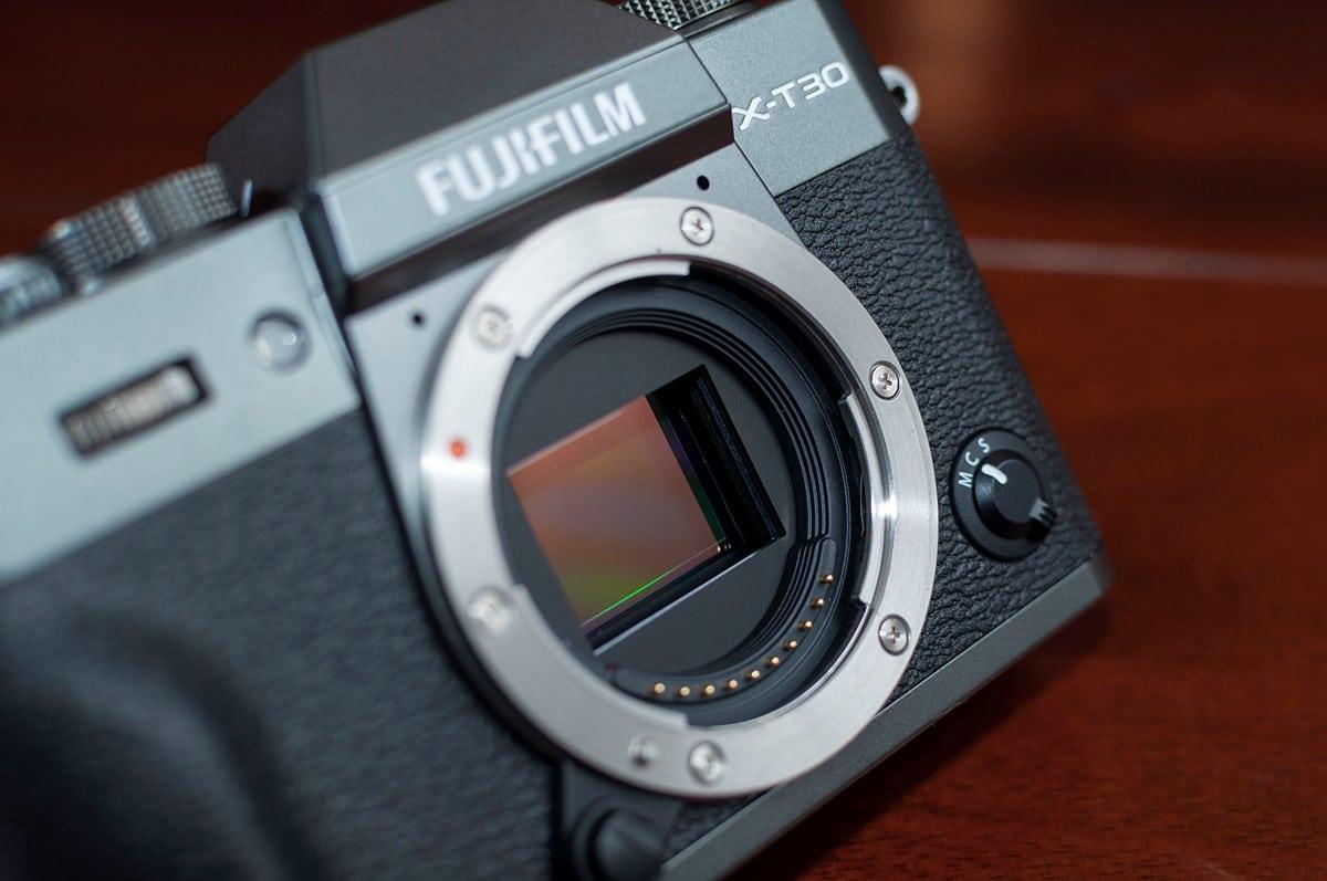 Máy ảnh Fujifilm XT30 vẫn giữ nguyên các vòng điều chỉnh và joystick.